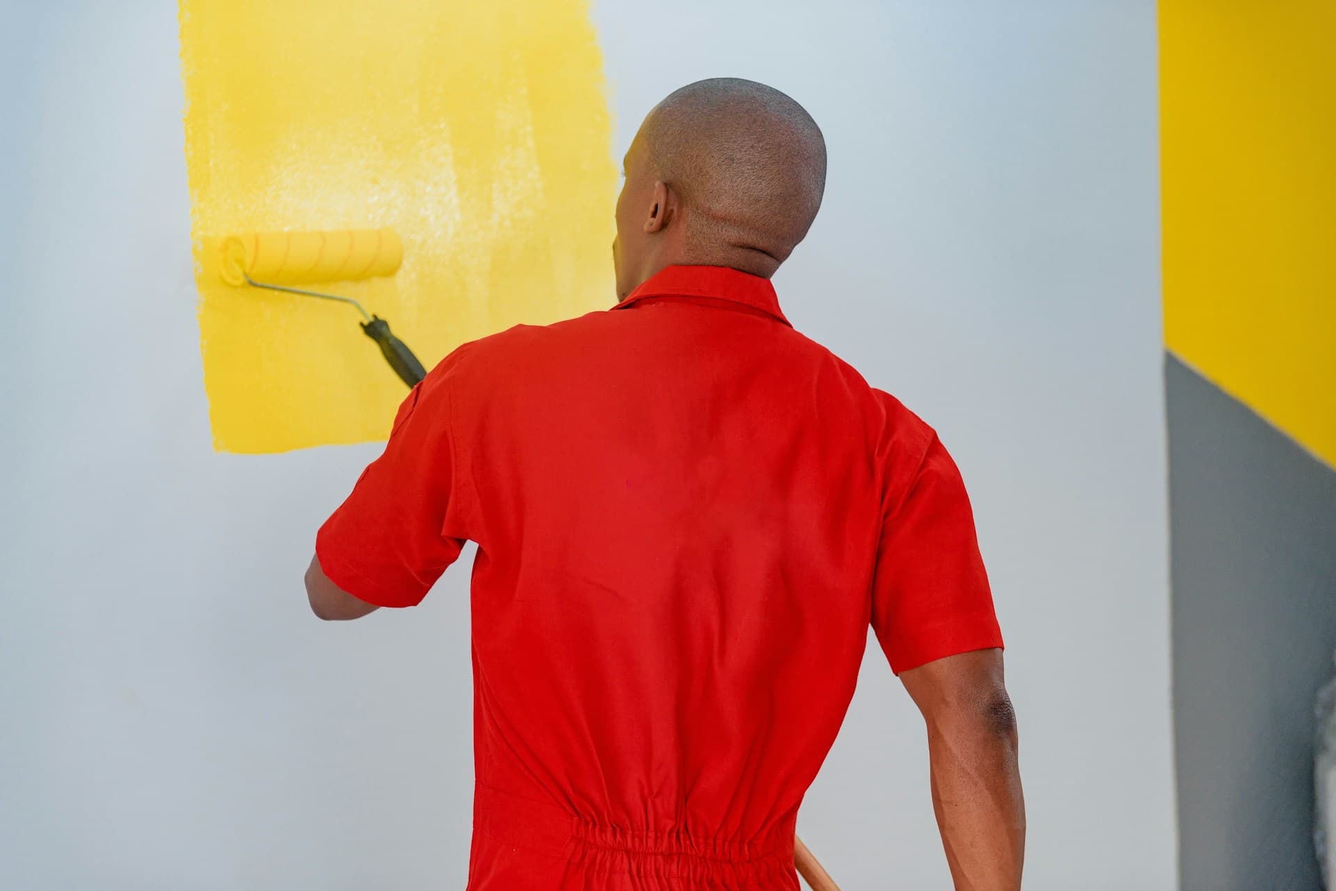 Painting nos EUA: como funcionam os impostos para pintores brasileiros